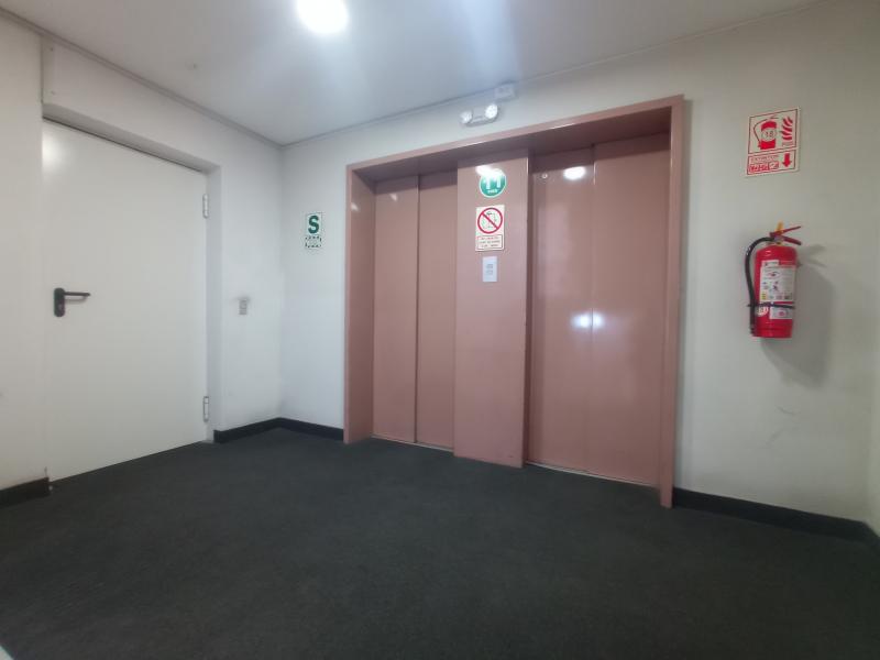 Oficina en Alquiler en Centro Empresarial de San Isidro $1,200 A.C. 96 mt. Cochera