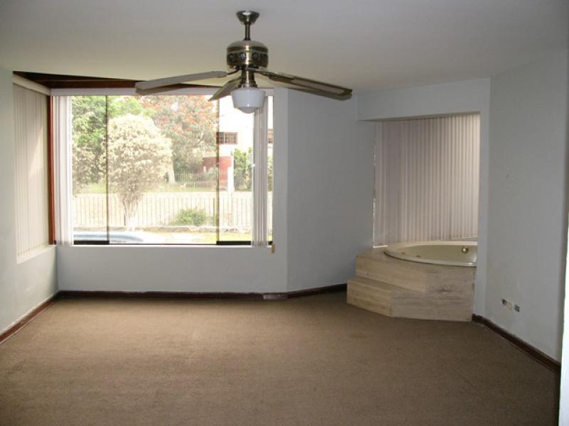 Magnifica Residencia en Venta Frente al Club La Laguna La Molina 5 Dormitorios A.T. 766