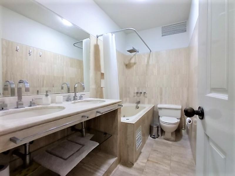 Departamento Dúplex en Alquiler en Miraflores Frente al Mar 2 dormitorios $1,600 A.C. 100