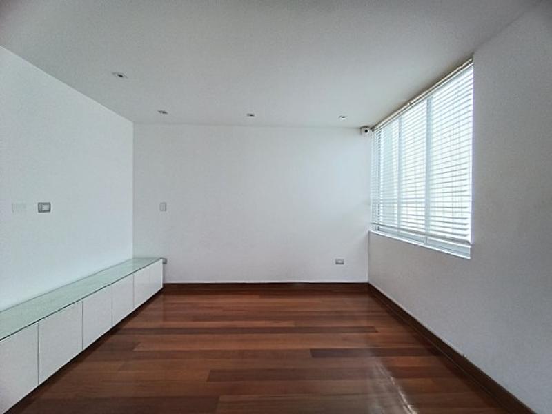 Exclusiva Residencia en Venta en Urb. Aurora Miraflores 4 Dormitorios 4 Baños A.T  315 mt.