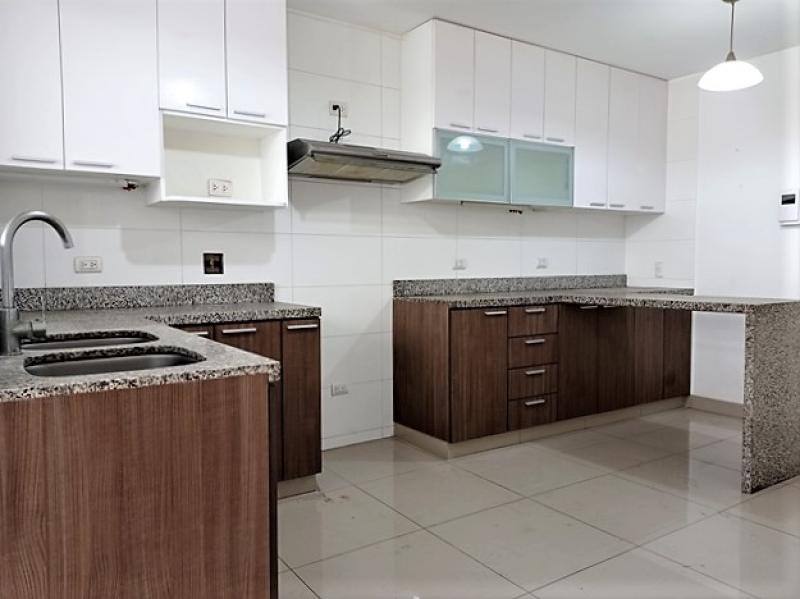 Departamento en Alquiler Urb. Chacarilla Surco 3 dormitorios A.C. 205 mt. $1,800