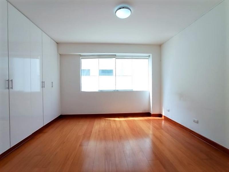 Departamento en Alquiler Urb. Chacarilla Surco 3 dormitorios A.C. 205 mt. $1,800
