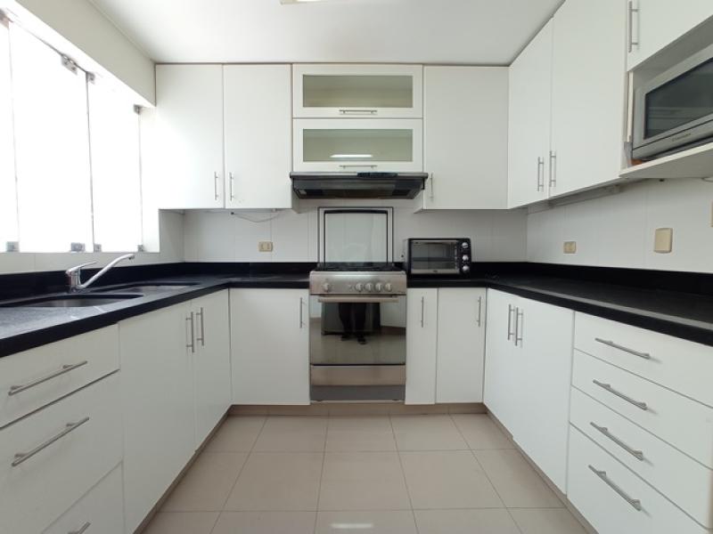 Dpto. en Vta. Zona Exclusiva de Chacarilla Surco 3 Dorm. $375,000 A.C. 198 MT.