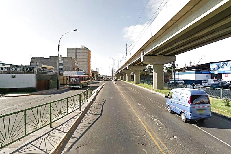 Excelente Terreno en Esquina en Venta en Surco Parámetros para 10 Pisos A.T. 475.99 Mt.