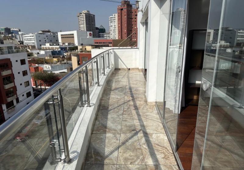 Estupendo Dpto. Triplex en Alquiler en Miraflores Terraza Amplia $2,200 A.O. 360