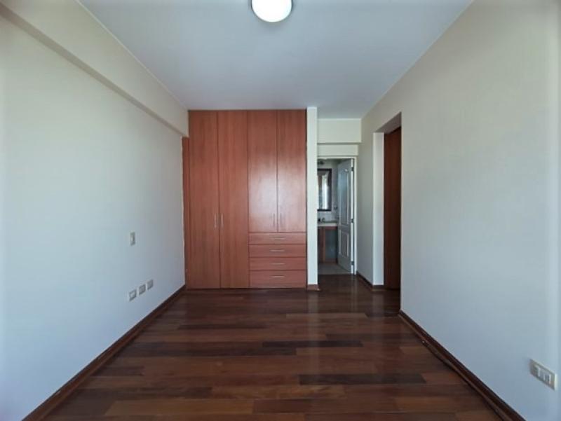 Dpto. Dúplex en Alquiler en Urb. La Aurora Miraflores 3 Dormitorios $1,500  A.O. 233 mt.