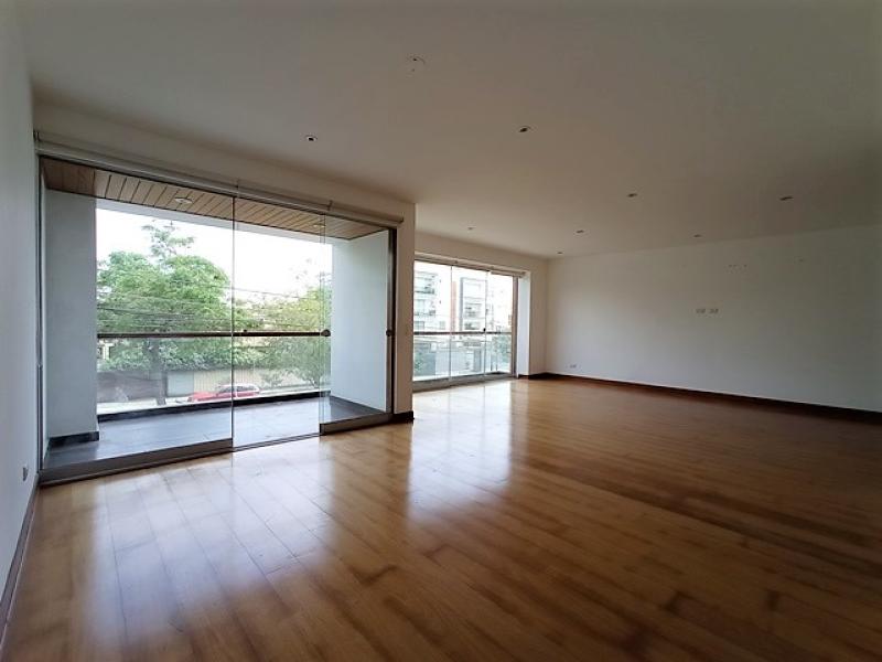 Departamento en Alquiler Urb. Chacarilla Surco 3 dormitorios A.C. 205 mt. $1,800