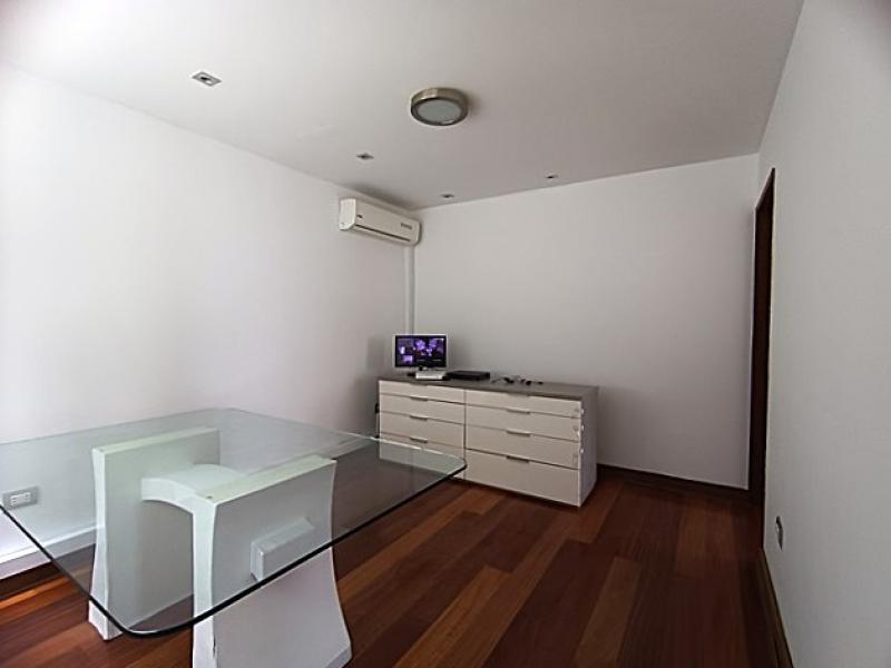 Exclusiva Residencia en Venta en Urb. Aurora Miraflores 4 Dormitorios 4 Baños A.T  315 mt.