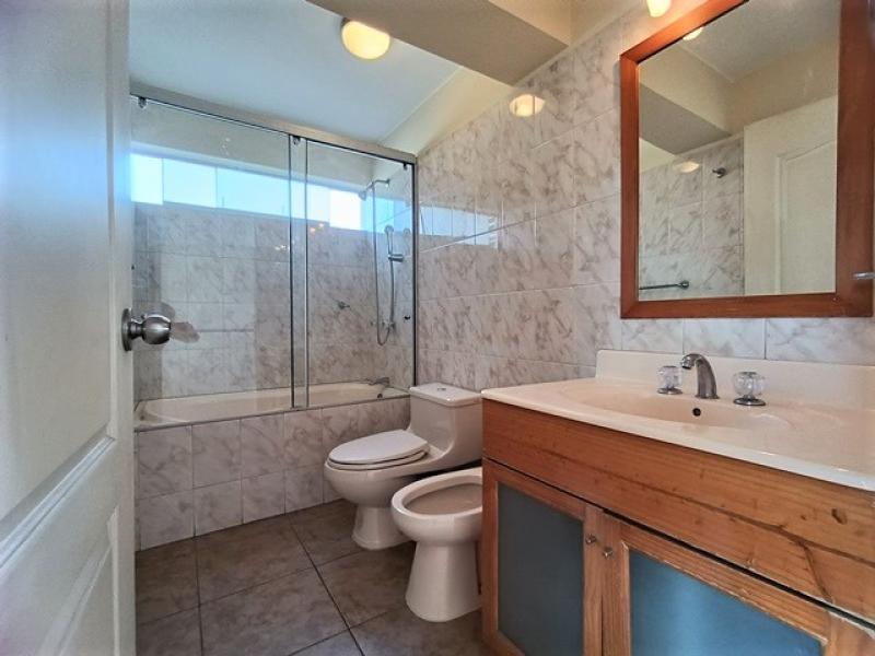 Dpto. Dúplex en Alquiler en Urb. La Aurora Miraflores 3 Dormitorios $1,500  A.O. 233 mt.