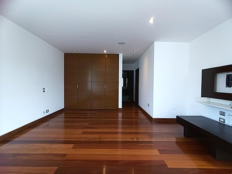 Exclusiva Residencia en Venta en Urb. Aurora Miraflores 4 Dormitorios 4 Baños A.T  315 mt.