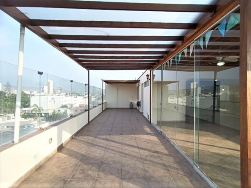 Dpto. Dúplex en Alquiler en Urb. La Aurora Miraflores 3 Dormitorios $1,500  A.O. 233 mt.