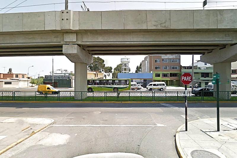 Excelente Terreno en Esquina en Venta en Surco Parámetros para 10 Pisos A.T. 475.99 Mt.