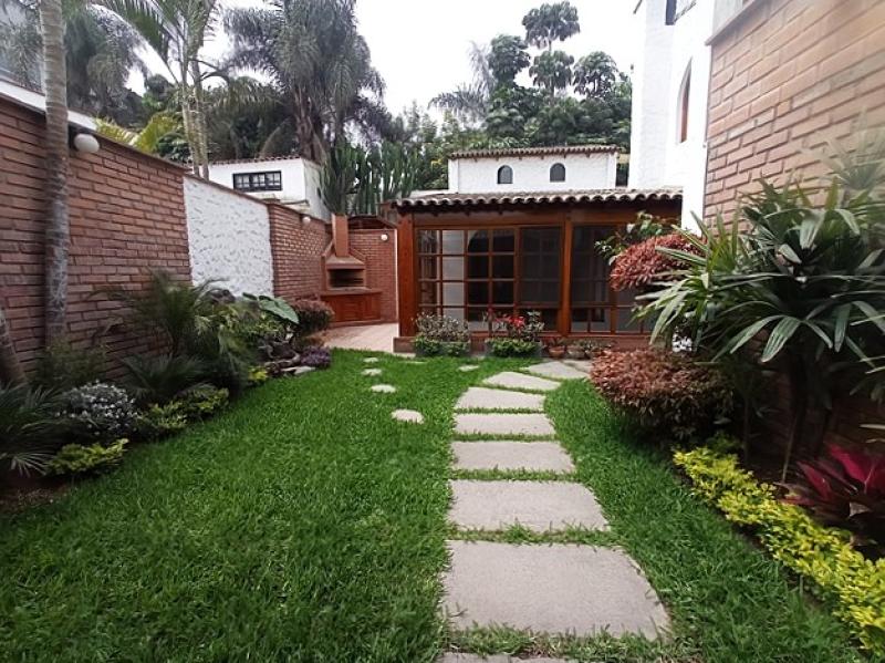 Casa en ALQUILER en Monterrico Surco JARDIN 5 dormitorios A.T. 300 mt. $2,500