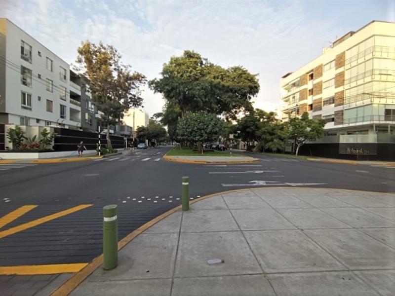 Dpto. Dúplex en Alquiler en Urb. La Aurora Miraflores 3 Dormitorios $1,500  A.O. 233 mt.