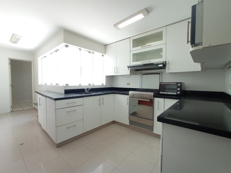 Dpto. en Vta. Zona Exclusiva de Chacarilla Surco 3 Dorm. $375,000 A.C. 198 MT.