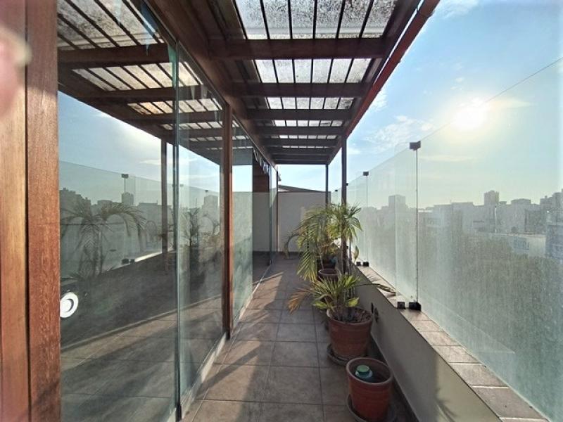 Dpto. Dúplex en Alquiler en Urb. La Aurora Miraflores 3 Dormitorios $1,500  A.O. 233 mt.