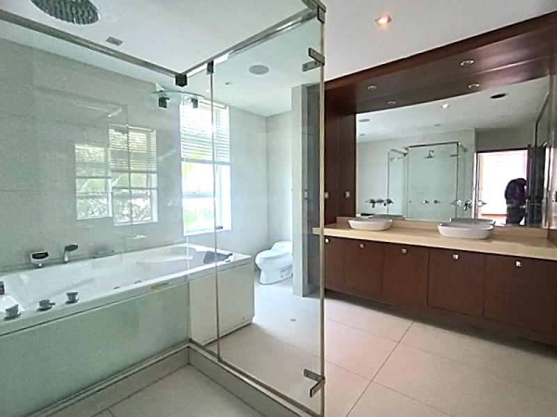 Exclusiva Residencia en Venta en Urb. Aurora Miraflores 4 Dormitorios 4 Baños A.T  315 mt.