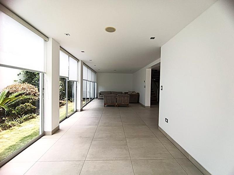 Exclusiva Residencia en Venta en Urb. Aurora Miraflores 4 Dormitorios 4 Baños A.T  315 mt.