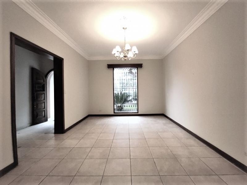 Casa en Alquiler en Zona Exclusiva de San Isidro  4 Dormitorios